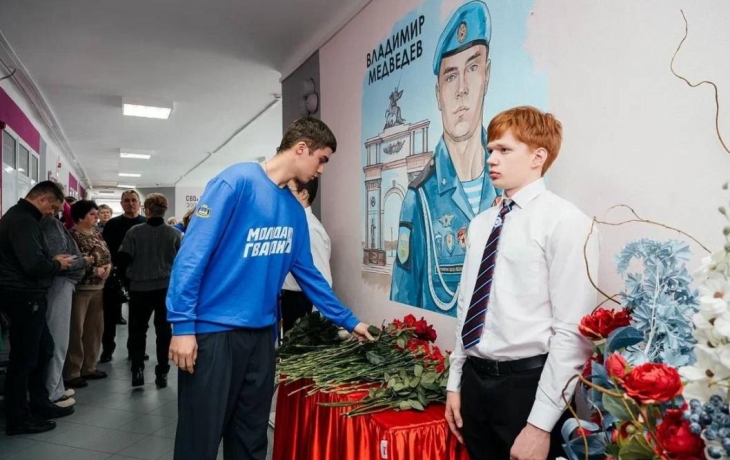 В тюменской гимназии №12 открыли мурал в честь героя СВО Владимира Медведева В тюменской гимназии №12 открыли мурал в честь героя СВО Владимира Медведева