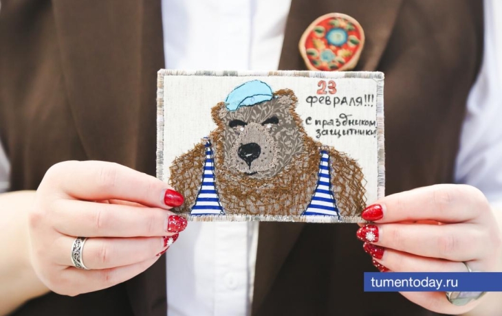Тюменские рукодельницы отправляют солдатам уникальные текстильные открытки