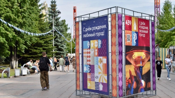 Украшения поставили прямо посреди бульвара.