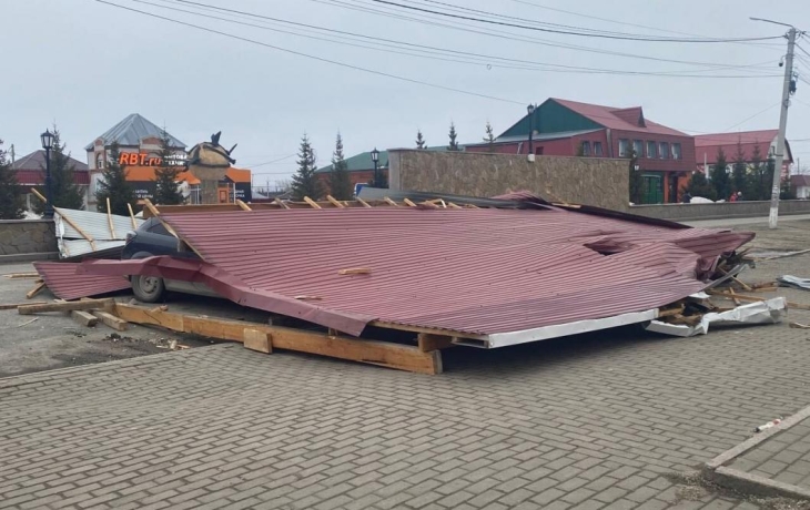 Ветер снес крышу торгового центра в тюменском поселке
