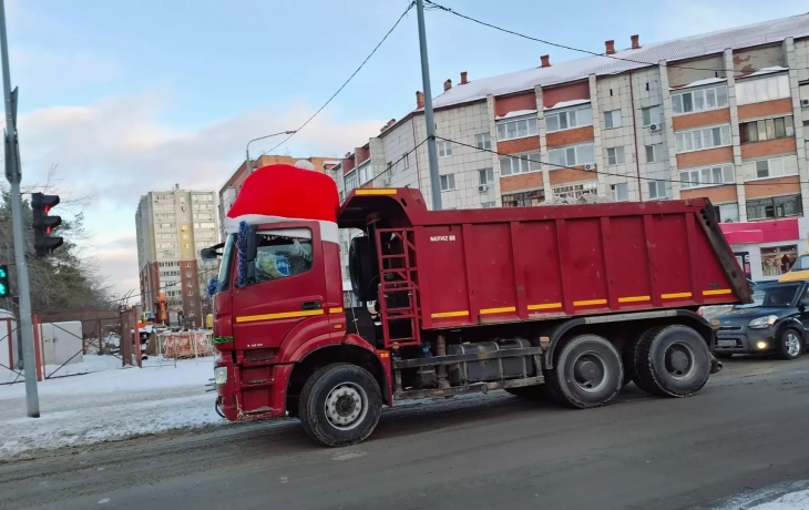 На улицах Тюмени заметили КамАЗ в шапке Санта-Клауса. ФОТО