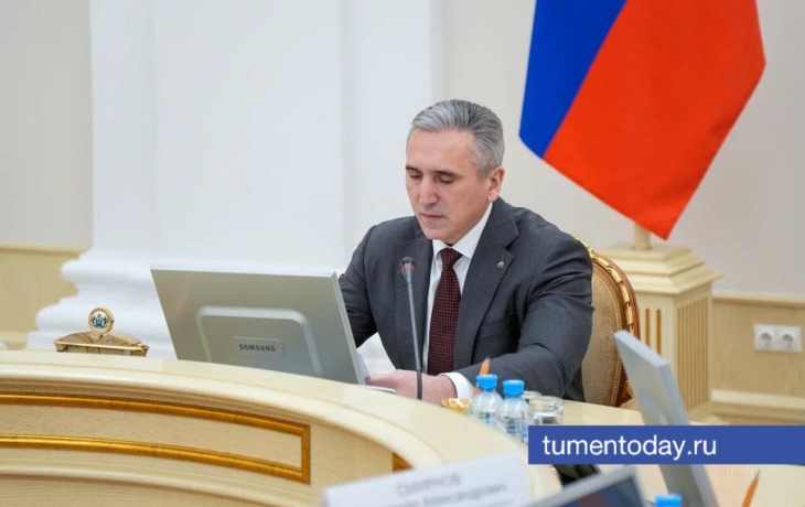 Александр Моор вручил юным тюменцам паспорта граждан России