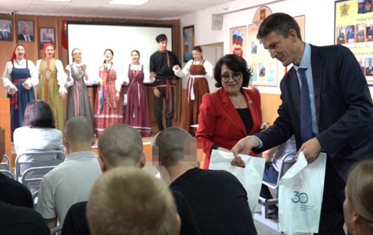 Несовершеннолетним в тюменском СИЗО подарили Конституцию Несовершеннолетним в тюменском СИЗО подарили Конституцию