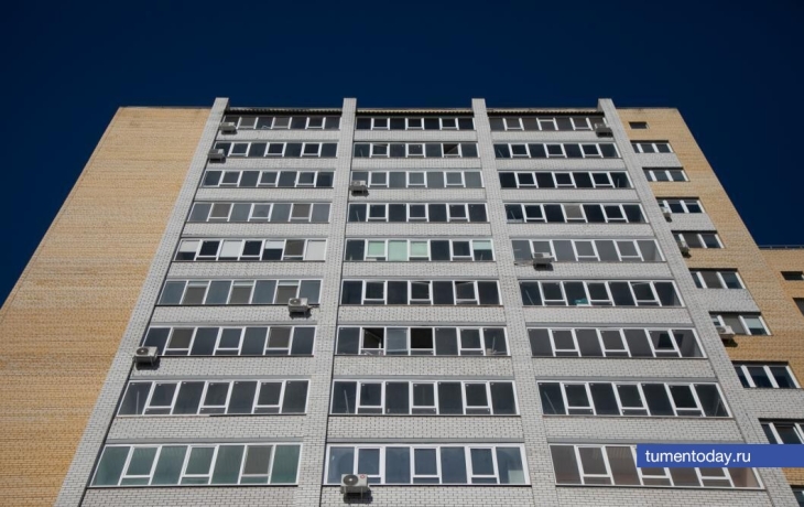 В Тюмени мужчина выпал из окна многоэтажки на Широтной