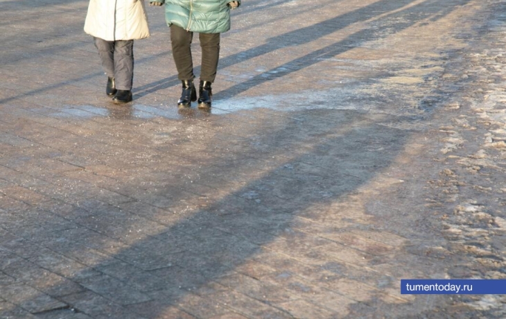 Тюменцы стали чаще получать травмы из-за гололеда: советы медиков