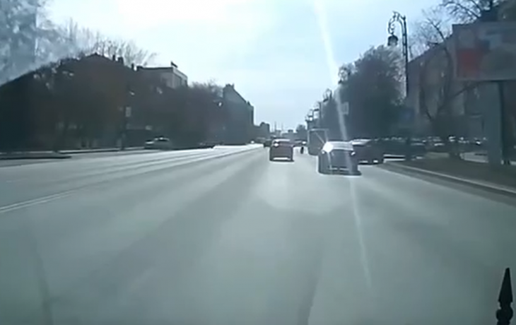 В Тюмени у автобуса отлетело колесо на улице Республики