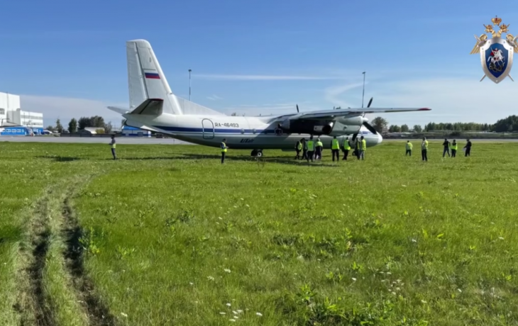 В Тюмени самолет выкатился в поле при попытке взлета