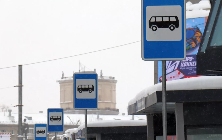 Ждала автобус, а оказалась в больнице. Лихач влетел в остановку на иномарке