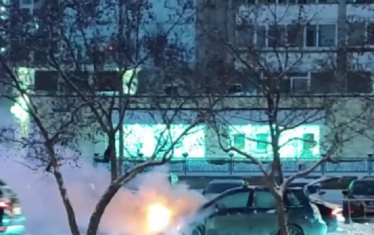 Две пожарные машины тушили легковушку возле Дома печати в Тюмени
