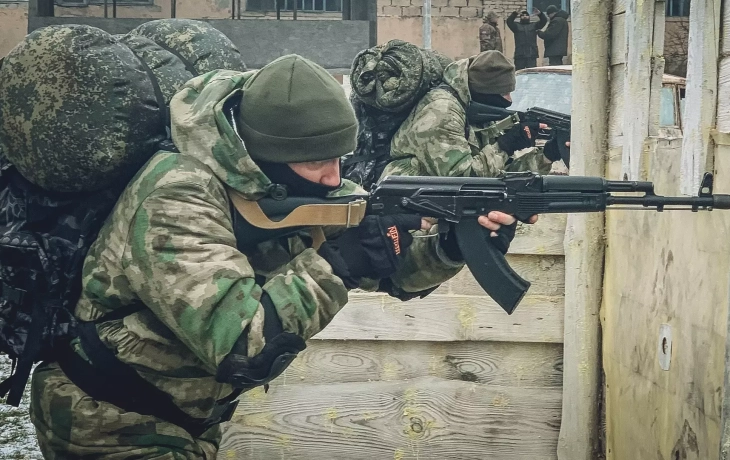В центре Тюмени заметили группу вооруженных мужчин. Что случилось?