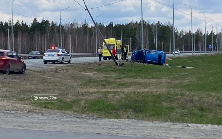 Автомобиль перевернулся в кювете на трассе Тюмень – Омск, пострадали трое