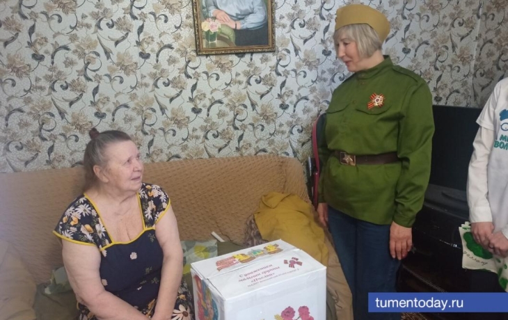 Тюменские волонтеры навещают одиноких пенсионеров в преддверии Дня Победы Тюменские волонтеры навещают одиноких пенсионеров в преддверии Дня Победы