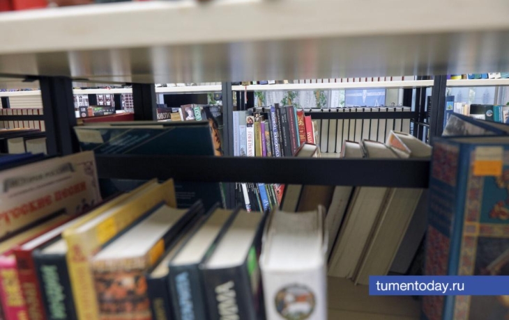 Тюменский пенсионер подарил свои книги бойцам СВО