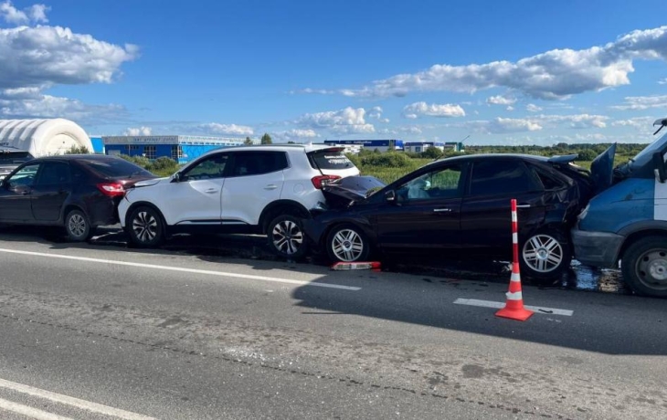 Грузовик сбил четыре автомобиля под Тюменью