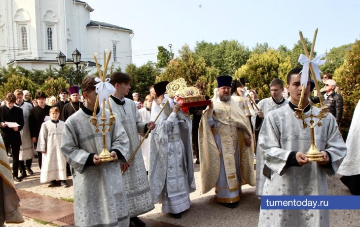 Тюменцы просят о защите близких у ковчега с мощами святителя Тихона Тюменцы просят о защите близких у ковчега с мощами святителя Тихона