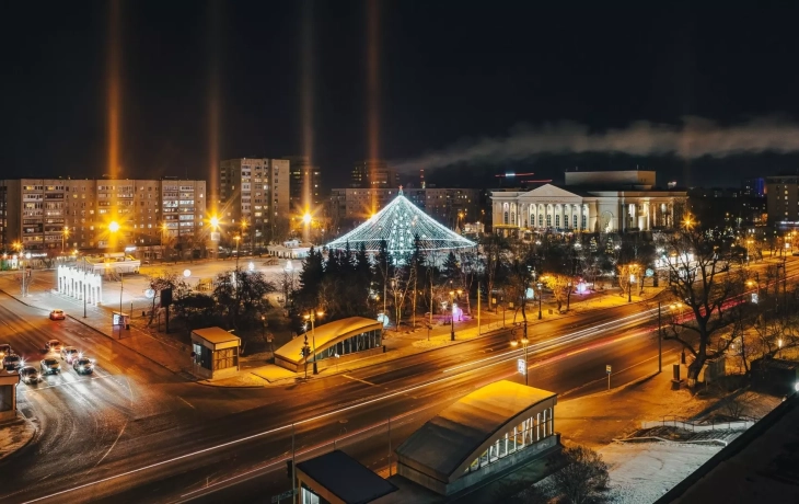 В небе над Тюменью ночью появились световые столбы. ФОТО