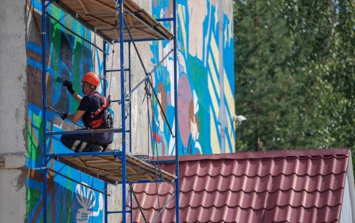 Волонтеры восстанавливают мурал в Мегионе