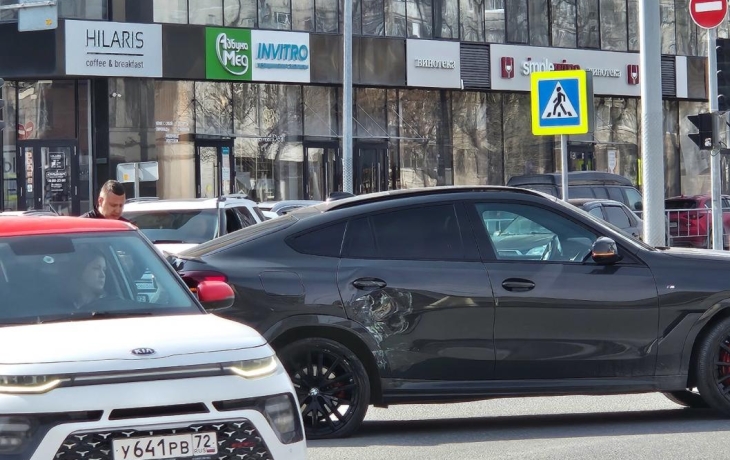 В Тюмени автобус протаранил BMW