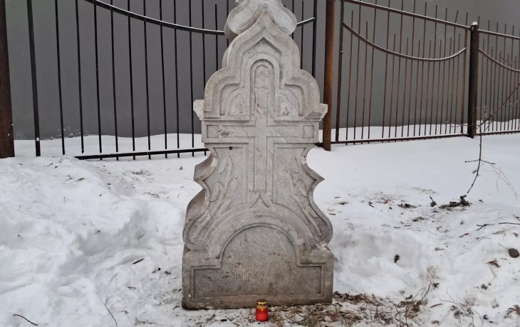 Найденное в заброшенном гараже старинное надгробие вернули на Текутьевское кладбище