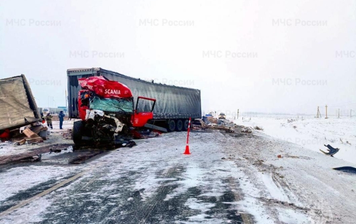 В массовом ДТП с фурами на тюменской трассе погиб один человек и двое ранены
