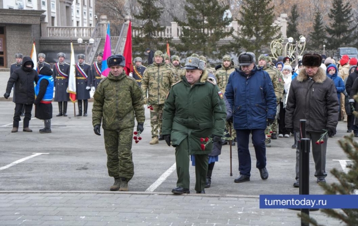 В Тюмени у Вечного огня зажгли свечи и возложили цветы в преддверии 80-летия Победы