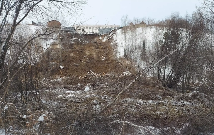 В Тюменской области рухнула часть забора женской колонии. ФОТО