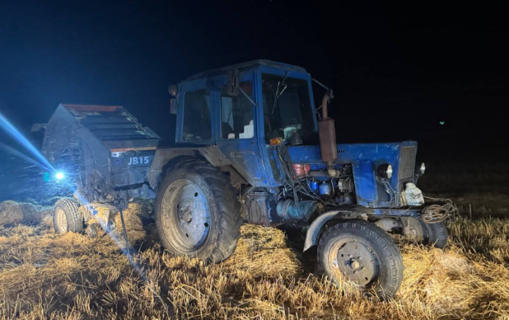 В Тюменской области тракториста затянуло в машину по прессованию сена