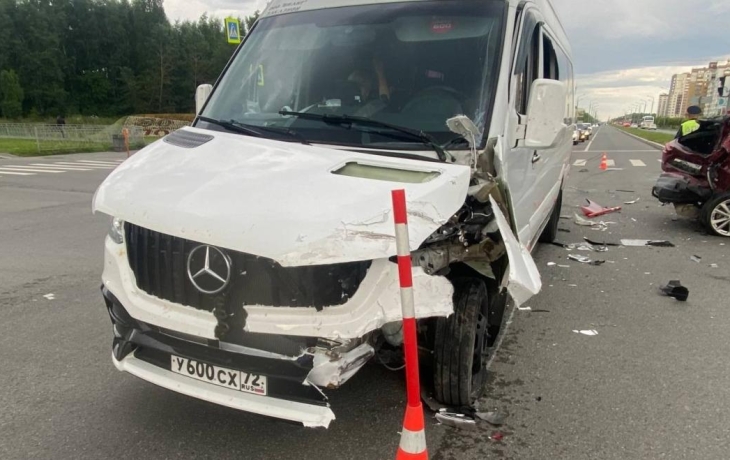 Автобус протаранил две иномарки в Тобольске