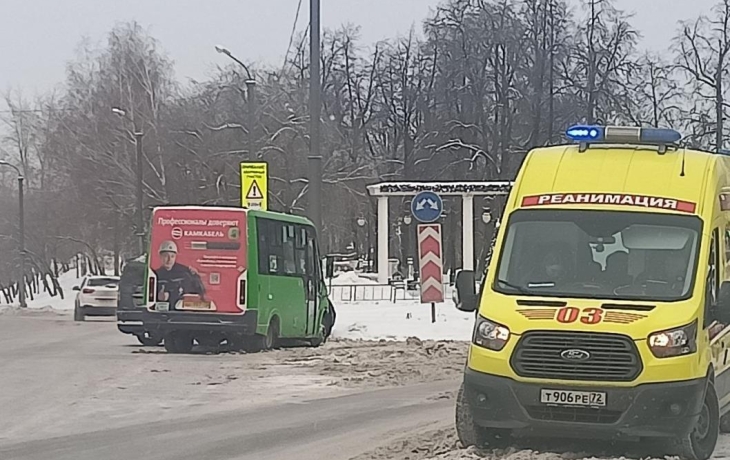 В центре Тюмени иномарка не пропустила автобус и спровоцировала ДТП