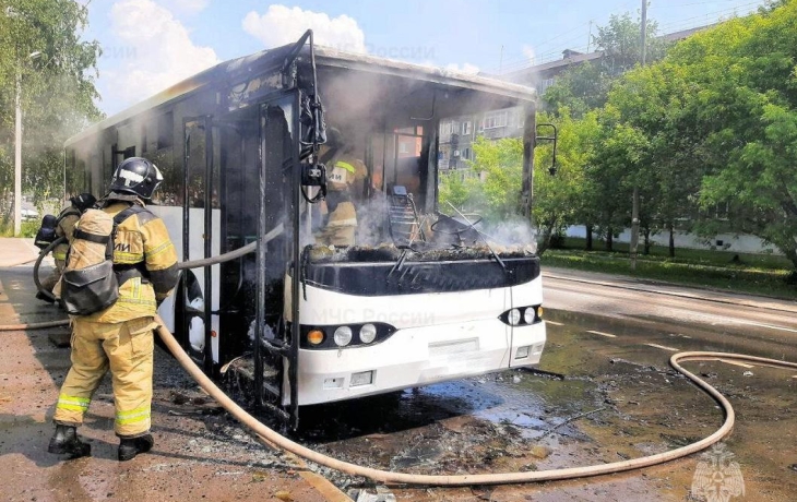 В Тобольске сгорел припаркованный автобус В Тобольске сгорел припаркованный автобус