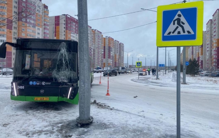 В Тюмени автобус врезался в столб. Дети получили травмы