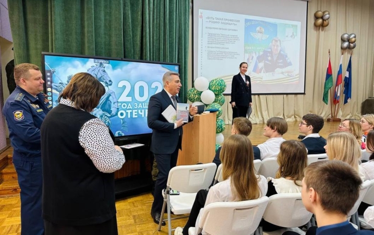 Для тюменских школьников провели урок мужества «Есть такая профессия – Родину защищать»