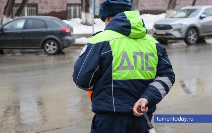 В центре Тюмени дорогая иномарка снесла столб на перекрестке