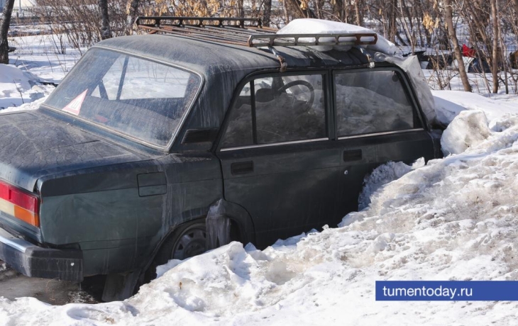 Тюменцам объяснили, как убрать со двора брошенный автомобиль