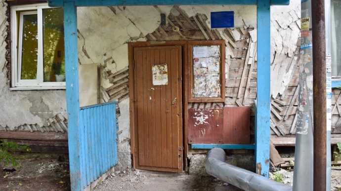 Многоквартирники, попадающие под КРТ на Лесобазе признаны аварийными., значительная часть частных домов уже заброшена.