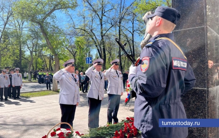 В Тюмени возложили цветы к мемориалам перед Днем Победы: фотогалерея В Тюмени возложили цветы к мемориалам перед Днем Победы: фотогалерея