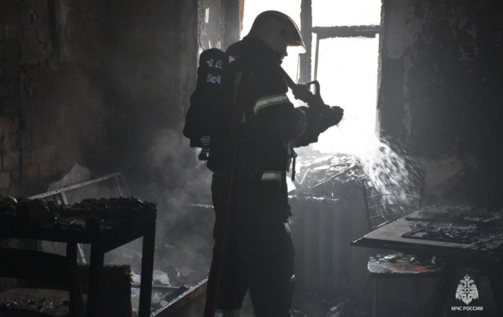 Четырех человек спасли тюменские сотрудники МЧС из пожара