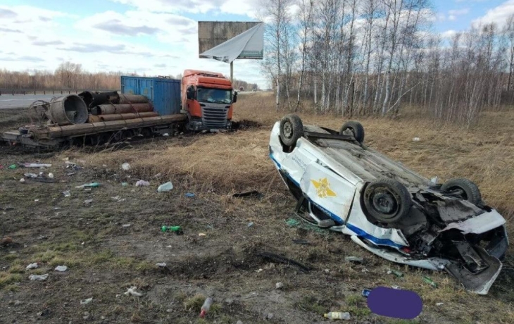 Под Тюменью грузовик Scania въехал в автомобиль ДПС Под Тюменью грузовик Scania въехал в автомобиль ДПС