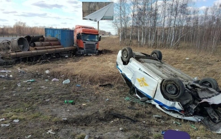 На тюменской трассе фура протаранила машину ДПС На тюменской трассе фура протаранила машину ДПС