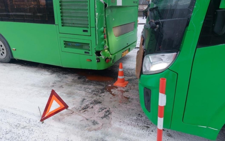 В Тюмени столкнулись два пассажирских автобуса, пострадал человек