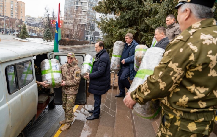Тюменские депутаты передали маскировочные сети в зону СВО