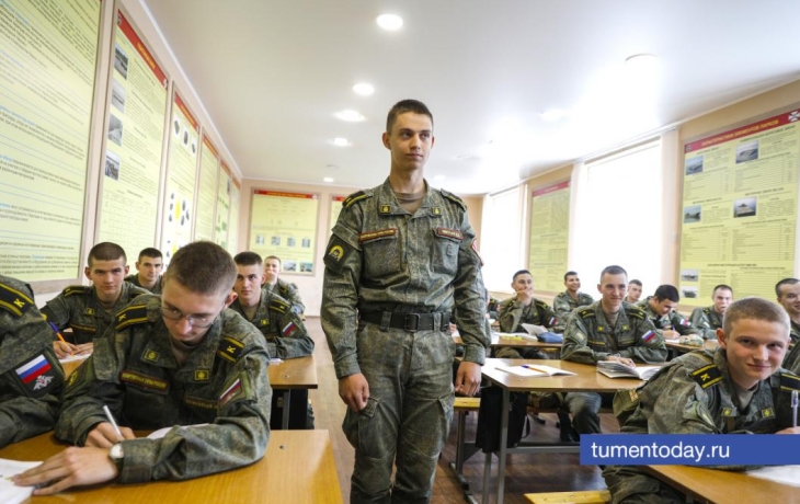 Курсанты ТВВИКУ рассказали тюменским школьникам о своей профессии