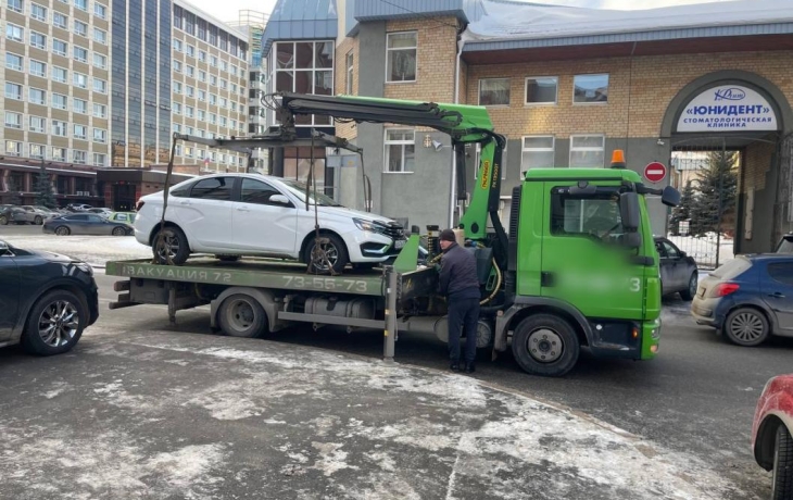 В центре Тюмени эвакуировали 6 машин из-за неправильной парковки
