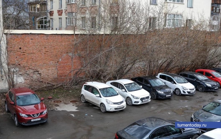 Тюменские улицы заполоняют бесхозные автомобили