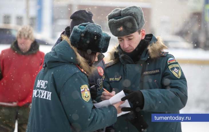 В Тюмени спасатели сыграли в хоккей в валенках