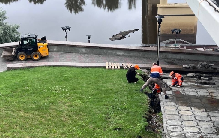 В Тюмени восстанавливают набережную после ливня