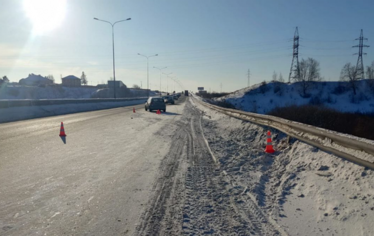 Легковой автомобиль разбился о дорожное ограждение в Тюмени