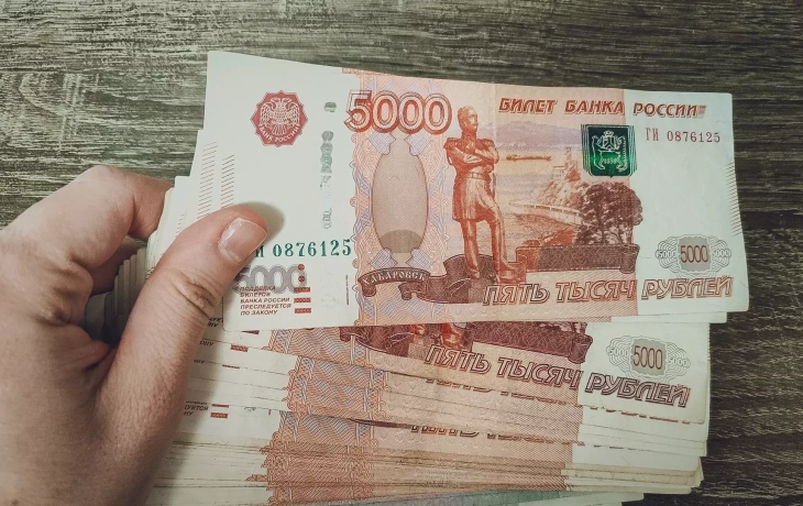 Алиментщика заставили подарить ребенку 400 тыс руб на Новый год в Тюмени