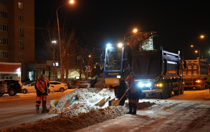 В Тюмени привлекли еще 40 самосвалов для вывоза снега