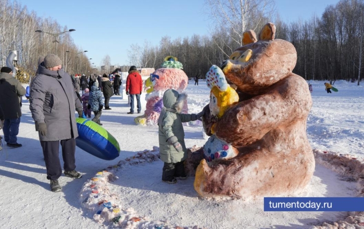 Десятки снежных фигур украсили экопарк в Тюмени
